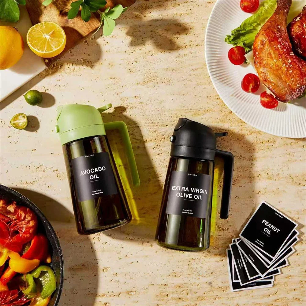 Cuisinez plus sainement avec ce vaporisateur d'huile 470ml en verre épais. Ce distributeur d'huile d'olive 2-en-1 combine spray fin et versement direct, pour doser précisément vos huiles, vinaigres ou vinaigrettes. Livré
